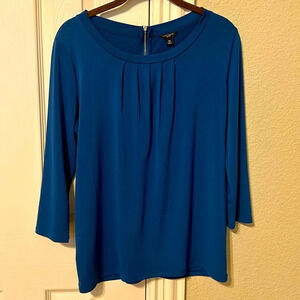 Anne Taylor Petite top with exposed back zipper & gathered collar. Blue. Size MP